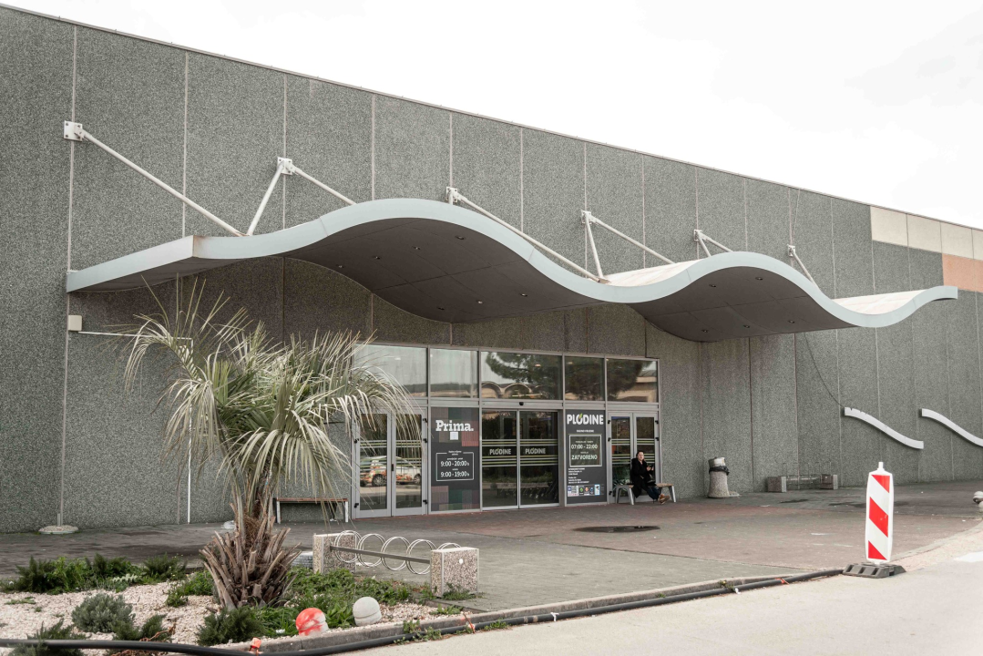 Parkirališta trgovačkih centara u Šibeniku zjape prazna, ali onaj ispred Kauflanda mogao bi vas zavarati