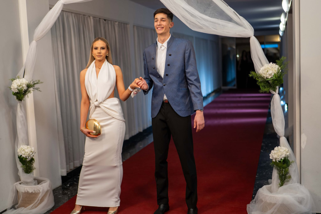 FOTOGALERIJA Zavirite na spektakularni Maturalni ples Ekonomske škole (1)