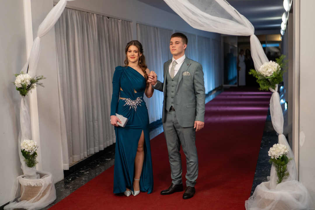 FOTOGALERIJA Zavirite na spektakularni Maturalni ples Ekonomske škole (1)