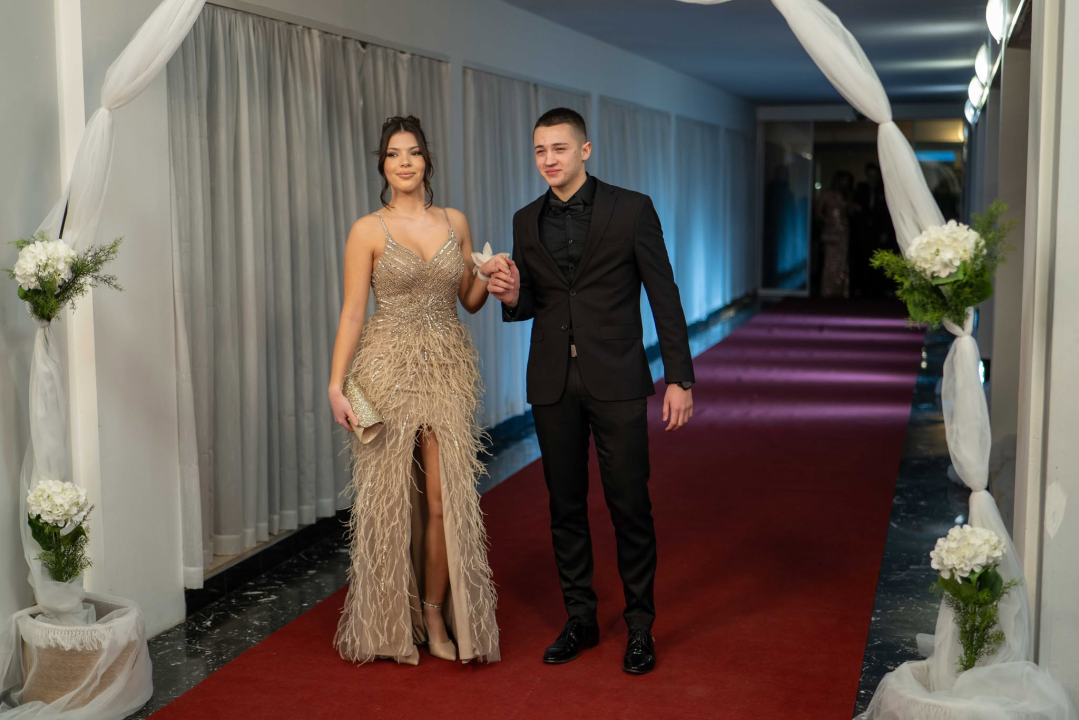 FOTOGALERIJA Zavirite na spektakularni Maturalni ples Ekonomske škole (1)