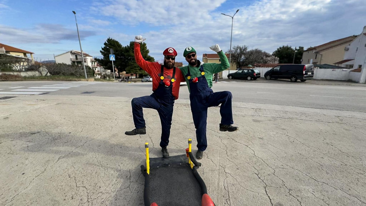 Smijeh i adrenalin zavladali vodičkim ulicama: Trka karića vratila se u velikom stilu