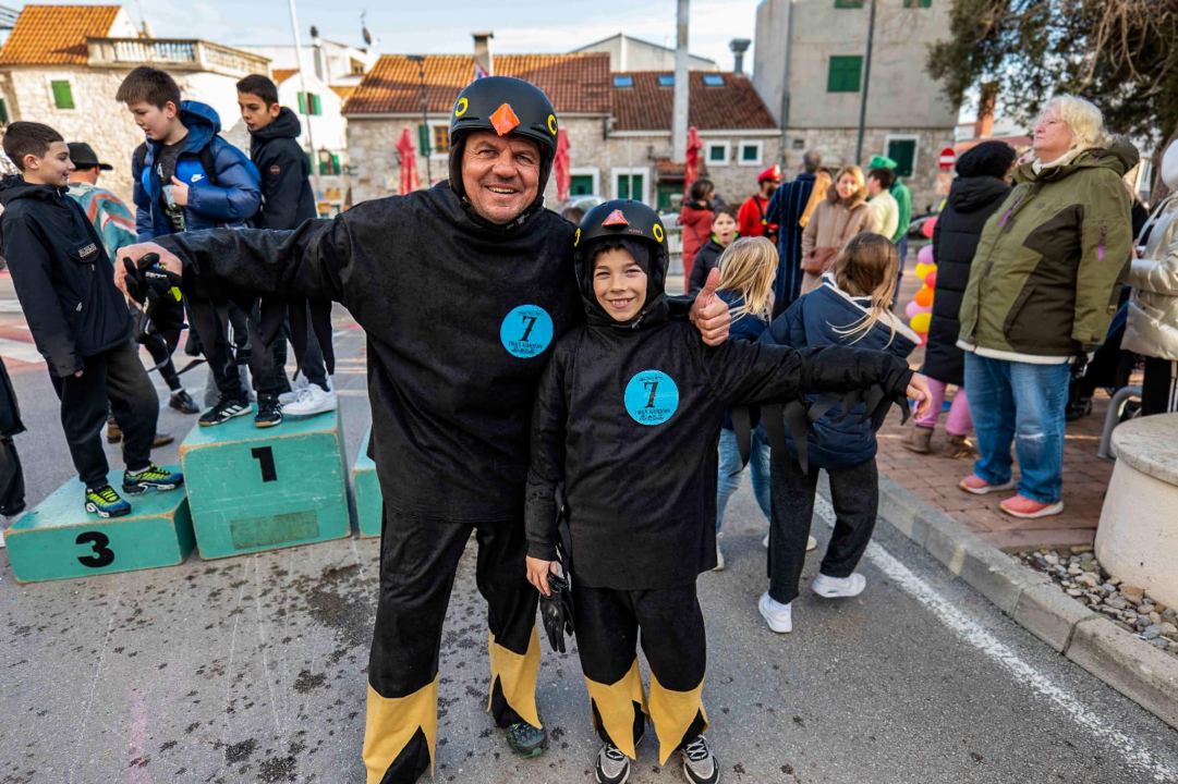 Smijeh i adrenalin zavladali vodičkim ulicama: Trka karića vratila se u velikom stilu