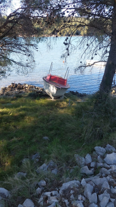 Napuštene brodice i krivolov ugrožavaju zaštićeni Morinjski zaljev