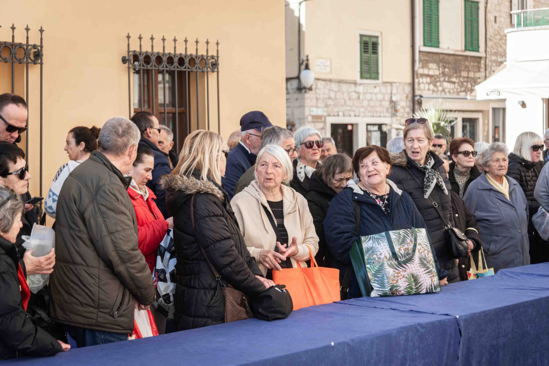 Vremenski uvjeti ovog puta idealni: Šibenski obrtnici građanima podijelili 1000 porcija bakalara