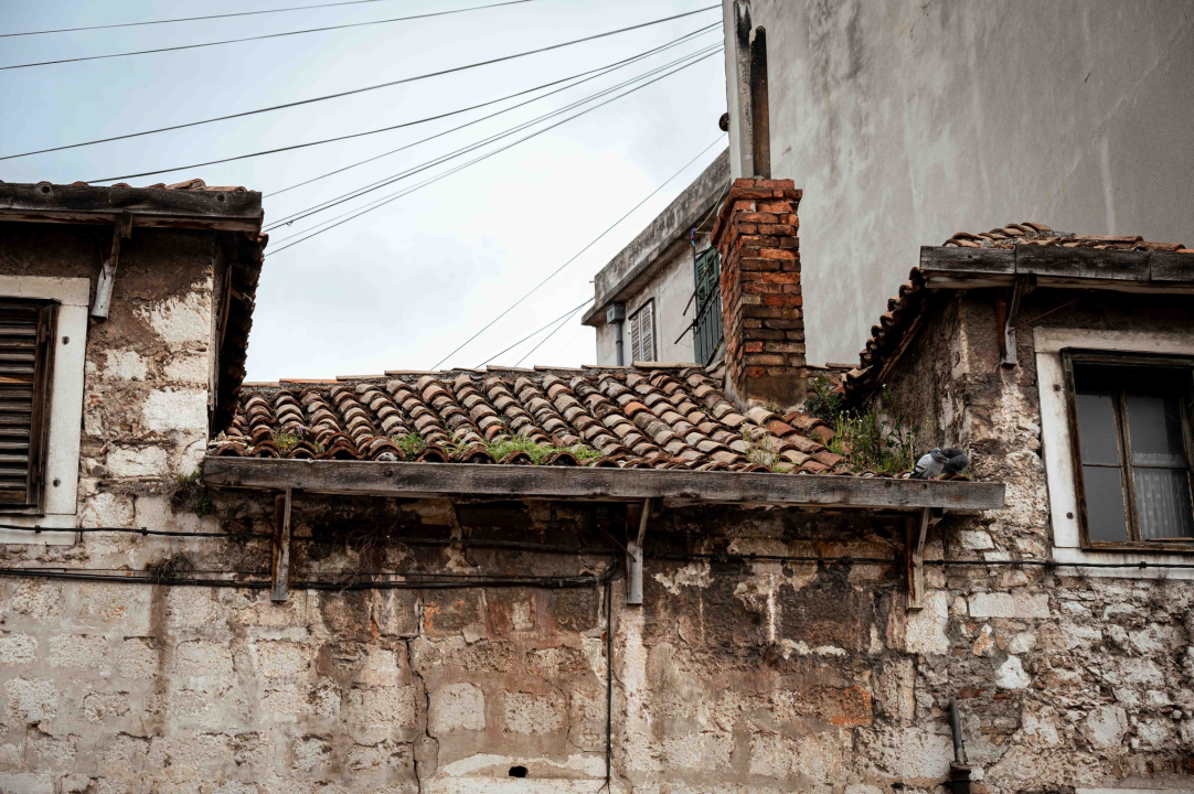 Opasnost za građane: Urušava se krov kuće kraj Konzuma nasuprot Starog pazara