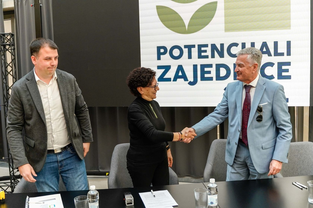 Željko Burić, ravnatelj Gimnazije i ravnateljica Nacionalne zaklade potpisali sporazum o suradnji