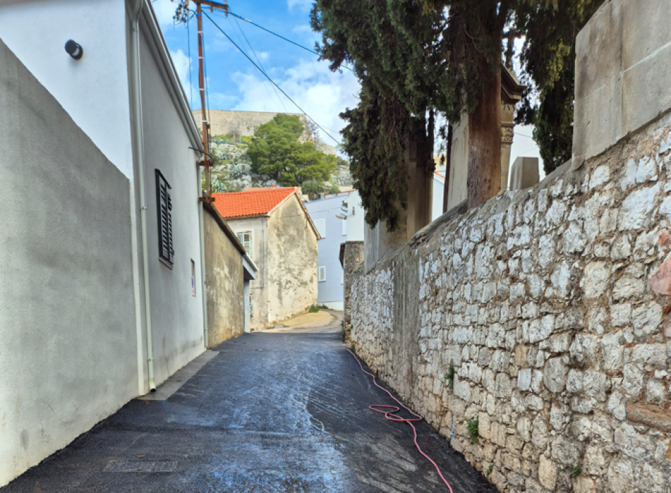 Potporni zid u Danilu, plato na zatonskom groblju i zid u Ulici sv. Spasa napokon su dovršeni