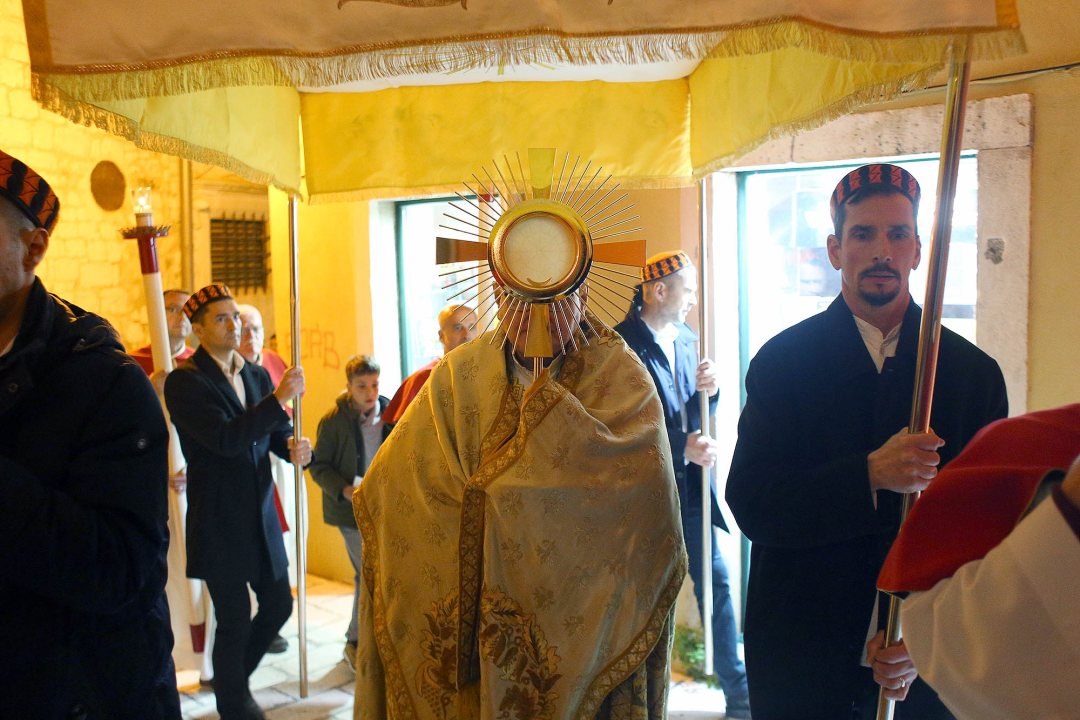 Misom u katedrali i procesijom do crkve Svetog Duha započelo trajno euharistijsko klanjanje