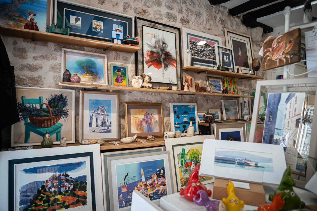 FOTO Proljeće u Galeriji Juraj Dalmatinac: Unikatna umjetnička djela, popusti i modni noviteti!