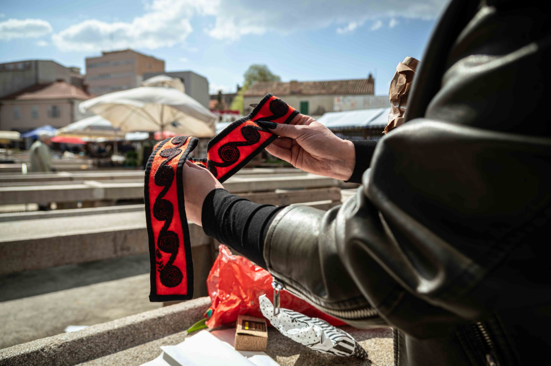 Radmila na pijaci prodaje tulipane, ali i ukrase sa šibenskim motivima