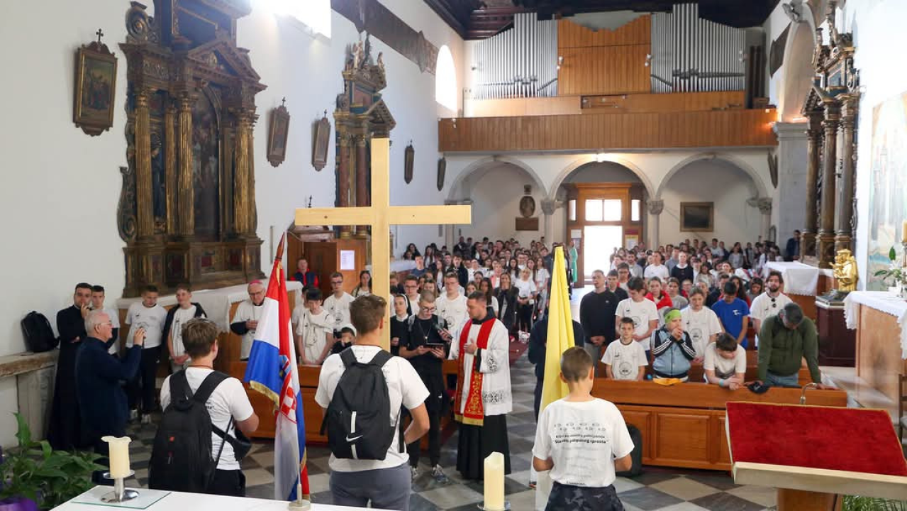 Mladi Šibenske biskupije hodočastili Križnim putem uoči Uskrsa