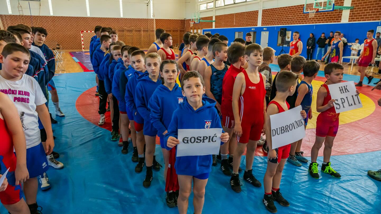 FOTO: Dva šibenska hrvačka kluba na Prvenstvu Jadranske regije s nizom ekipnih titula i 25 pojedinačnih naslova