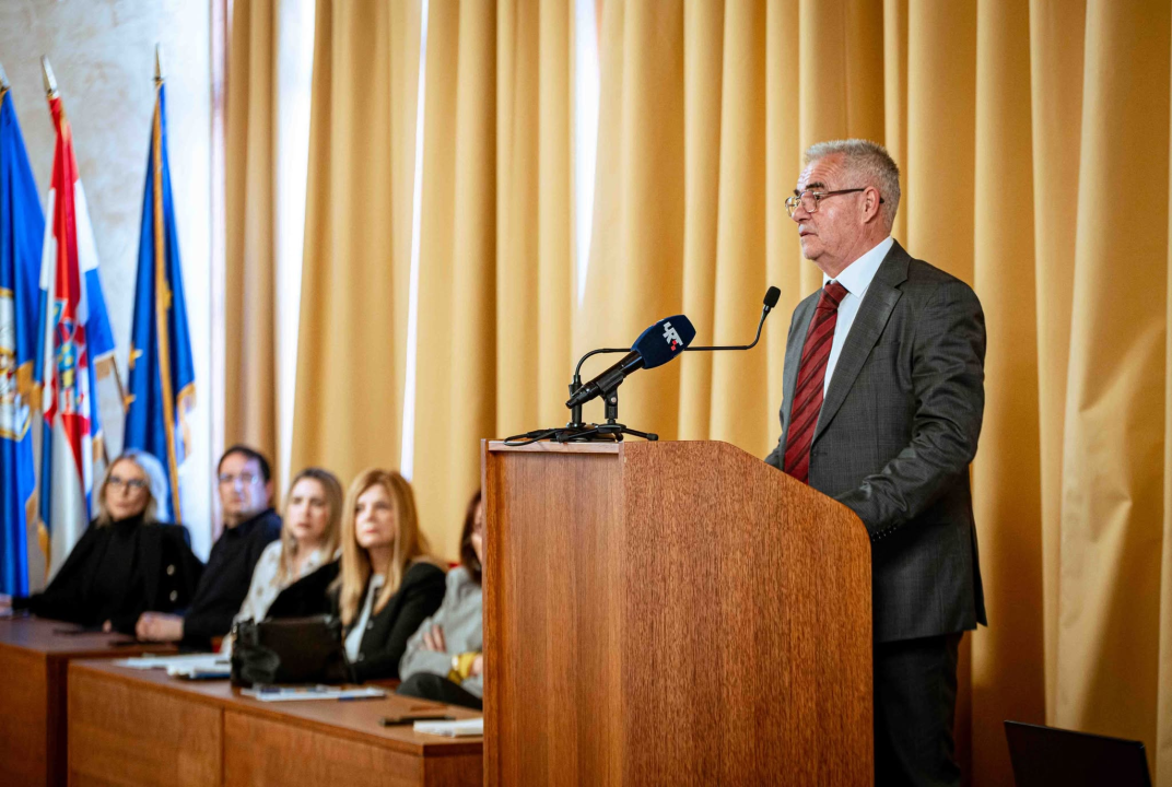 FOTO Misterij, drhtanje glasa, psihijatri: ‘Ugovor o energani na Bikarcu može se dobiti i kod malog Željka’