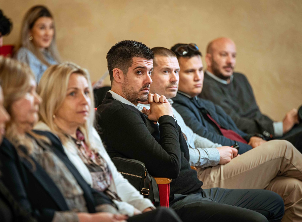 FOTO Misterij, drhtanje glasa, psihijatri: ‘Ugovor o energani na Bikarcu može se dobiti i kod malog Željka’