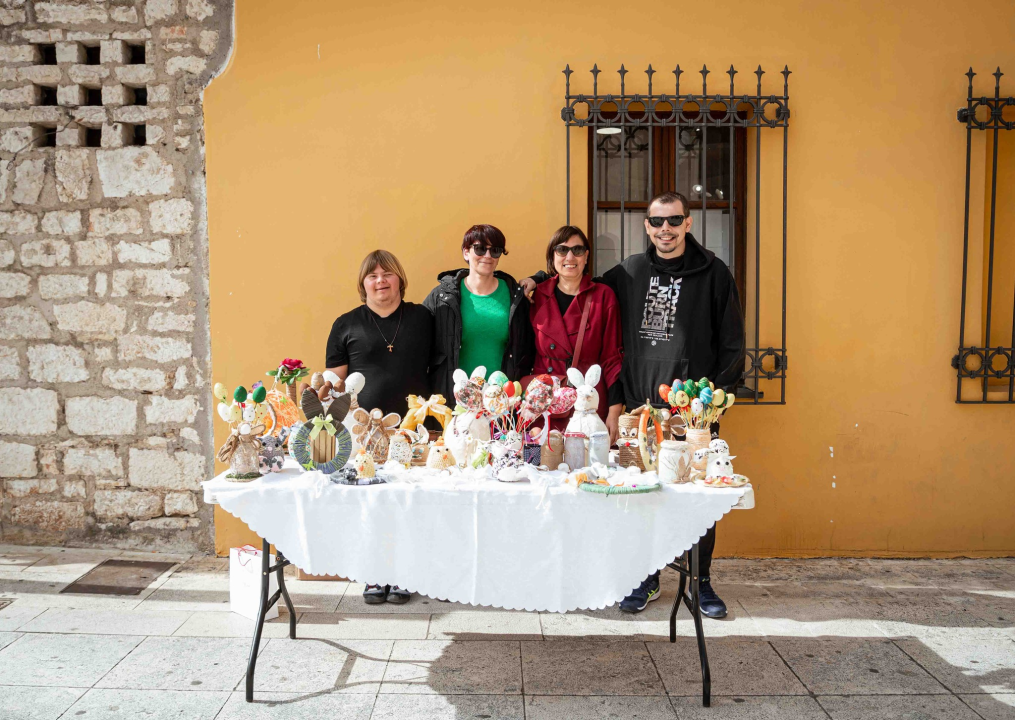 Posjetite štand Udruge Kamenčići na Poljani i pronađite uskrsne ukrase
