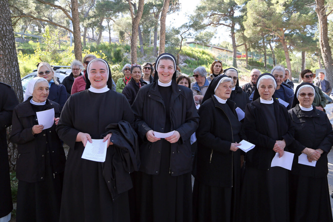 U duhu zajedništva i obitelji: Vjernici Šibenika križnim putem pješačili do Baronea