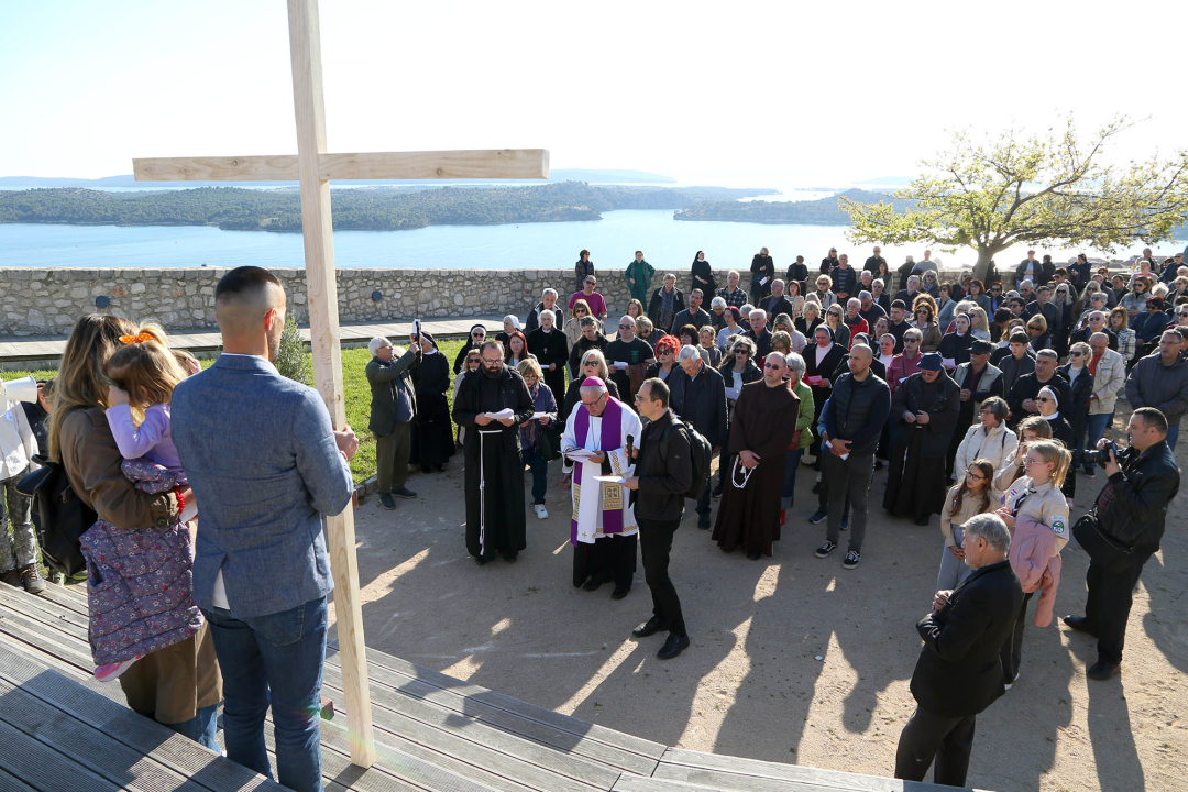 U duhu zajedništva i obitelji: Vjernici Šibenika križnim putem pješačili do Baronea