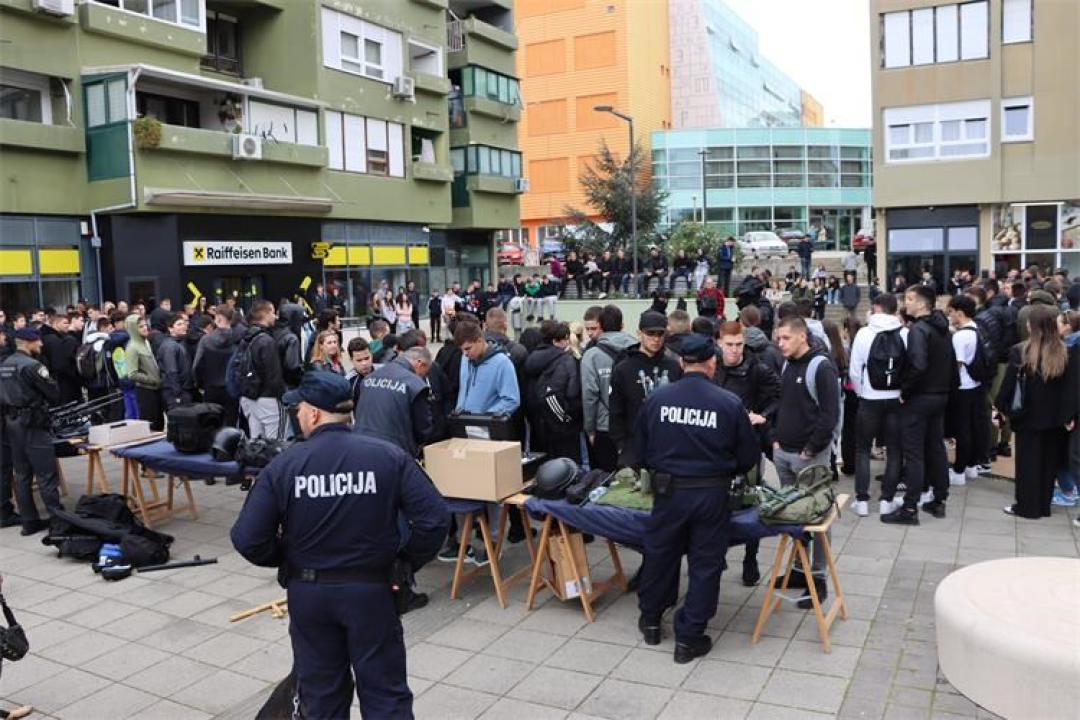 Policajci danas u Šibeniku pokazali svoju 'moć' 