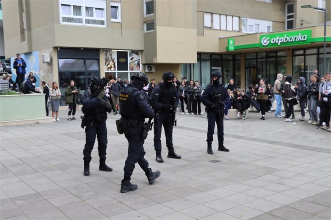 Policajci danas u Šibeniku pokazali svoju 'moć' 