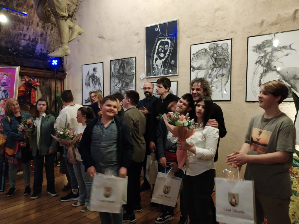 Zvonimir Vila i njegovi 'Vilenjaci' napunili Azimut: Otvorena izložba radova djece iz Centra 'Šubićevac'