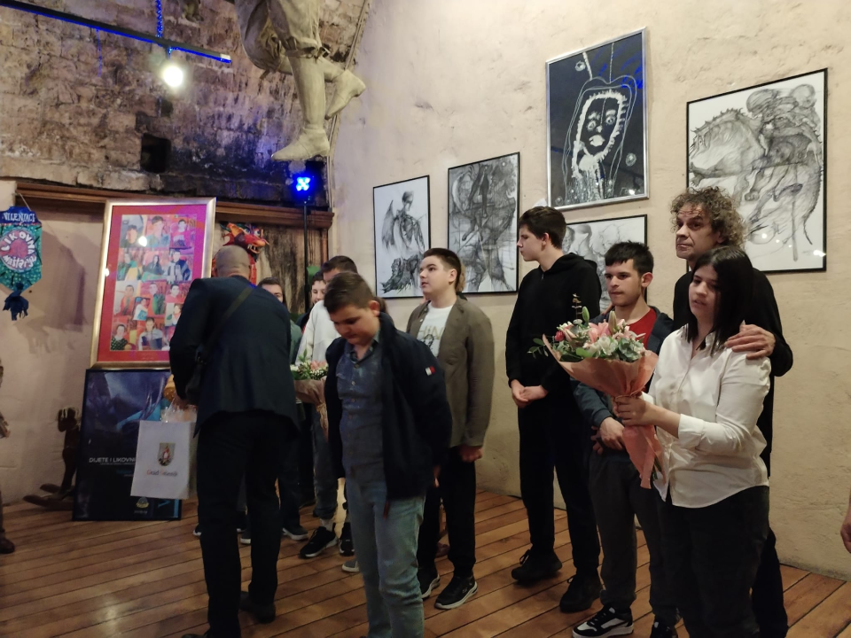 Zvonimir Vila i njegovi 'Vilenjaci' napunili Azimut: Otvorena izložba radova djece iz Centra 'Šubićevac'