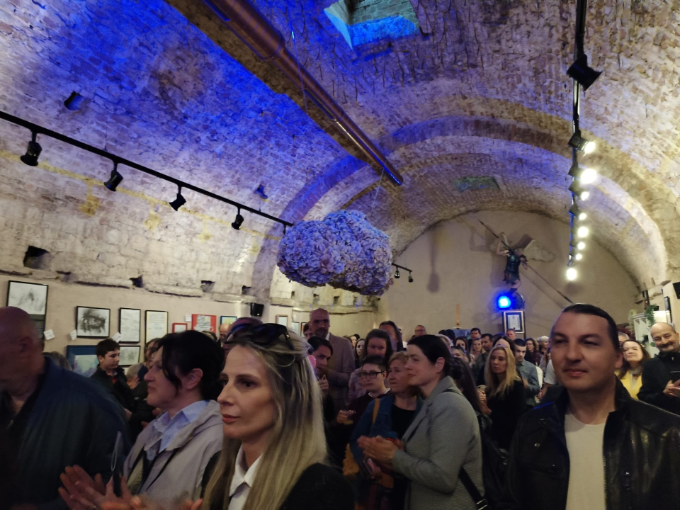 Zvonimir Vila i njegovi 'Vilenjaci' napunili Azimut: Otvorena izložba radova djece iz Centra 'Šubićevac'