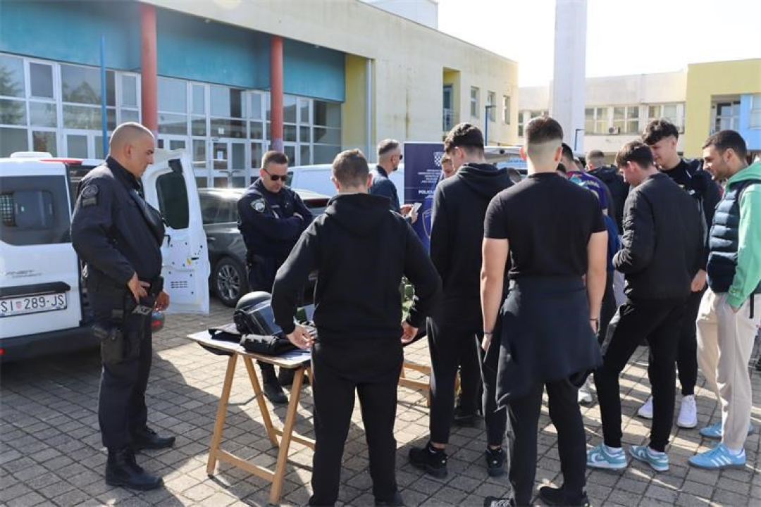 Održana kampanja 'Budi zakon': Policajci predstavili svoje zanimanje učenicima i građanima