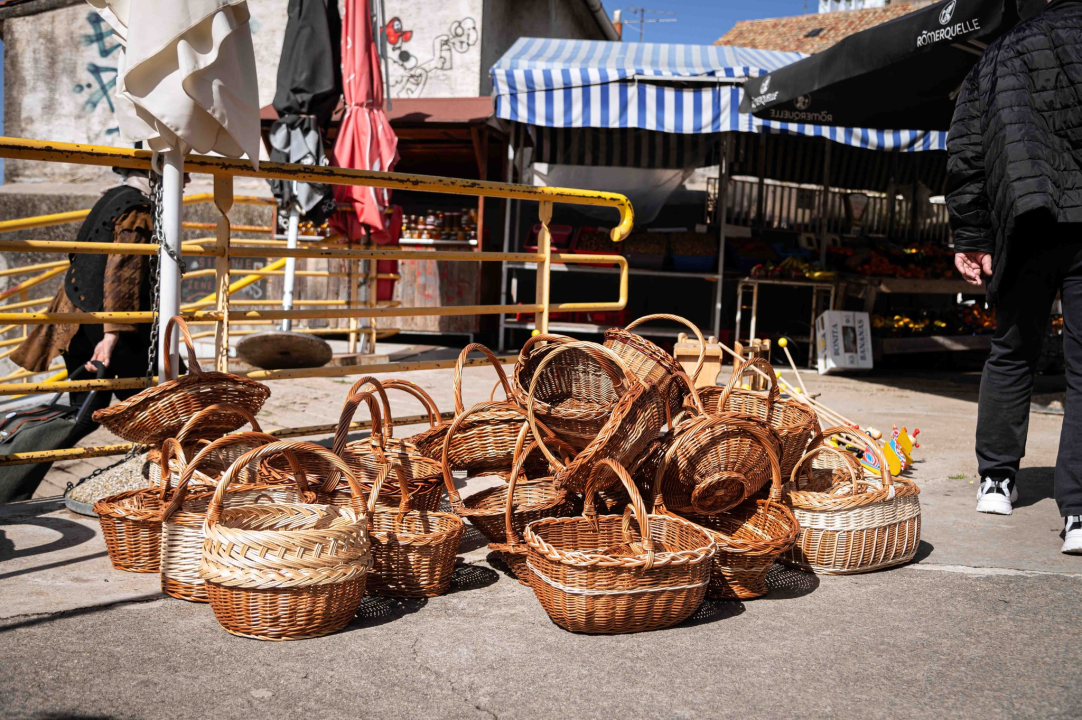 Veliki petak na šibenskoj pijaci: Traži se meso i zelenje, na peškariji nema gužve