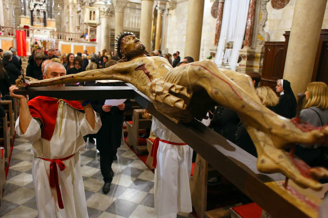 Obredi Velikog petka u Šibeniku: Održana tradicionalna procesija i molitva u katedrali