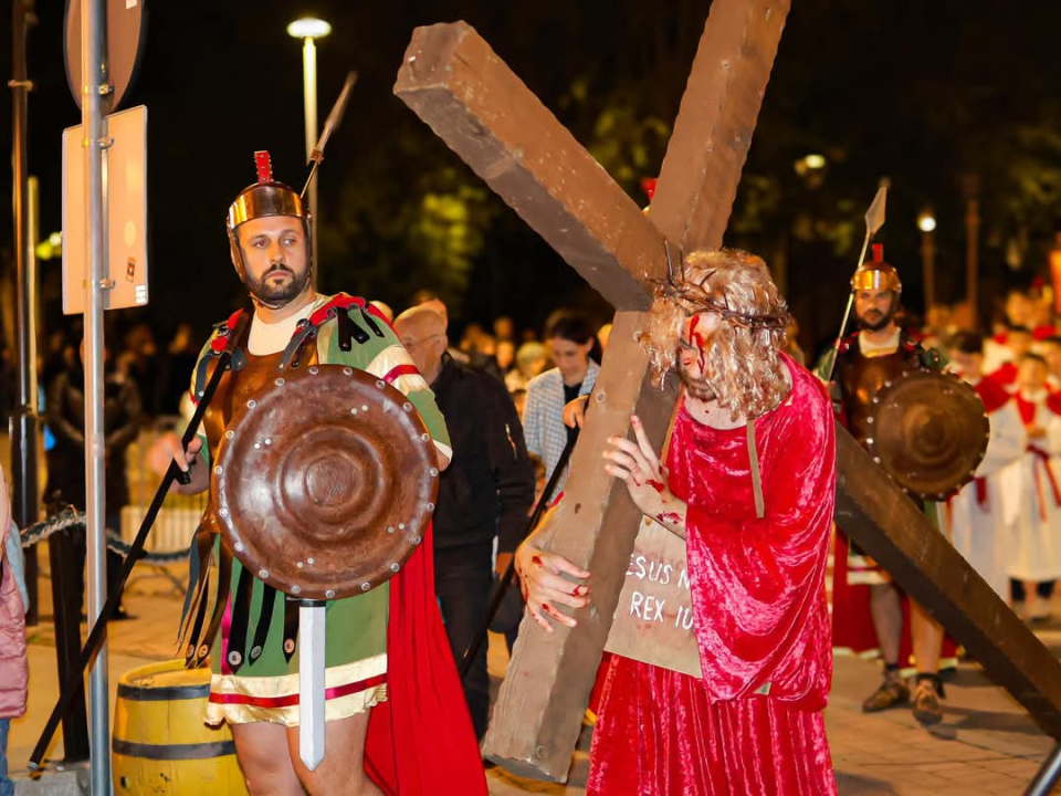 Veliki petak u Vodicama obilježen mirnom procesijom kroz grad