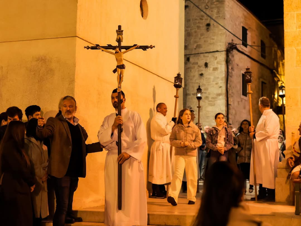 Veliki petak u Vodicama obilježen mirnom procesijom kroz grad