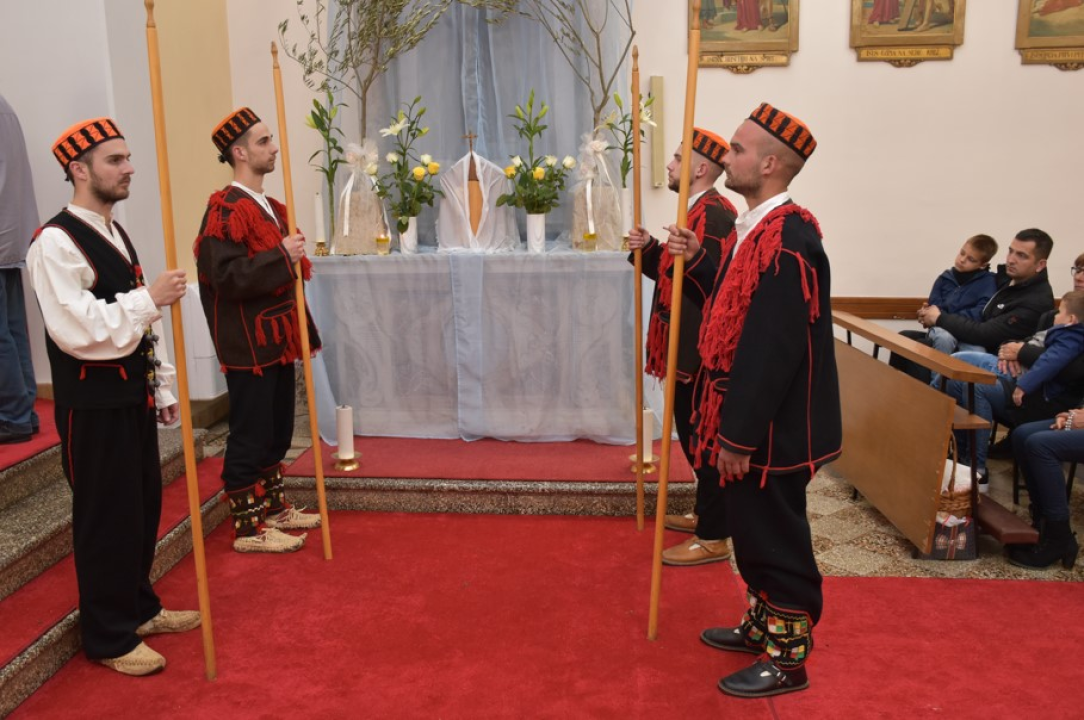 Župljani Marijina Uznesenja i ove godine uprizorili čuvanje Kristova groba