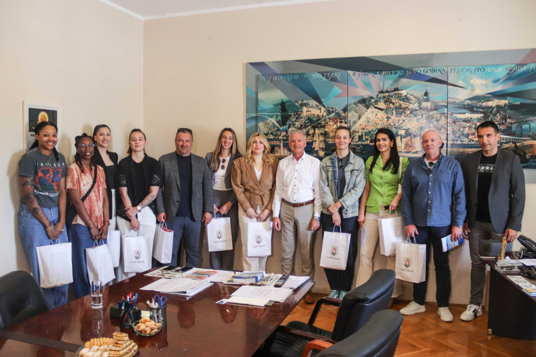 Šibenske košarkašice posjetile gradonačelnika Burića: 'Ovaj rezultat ponos je cijelog grada'