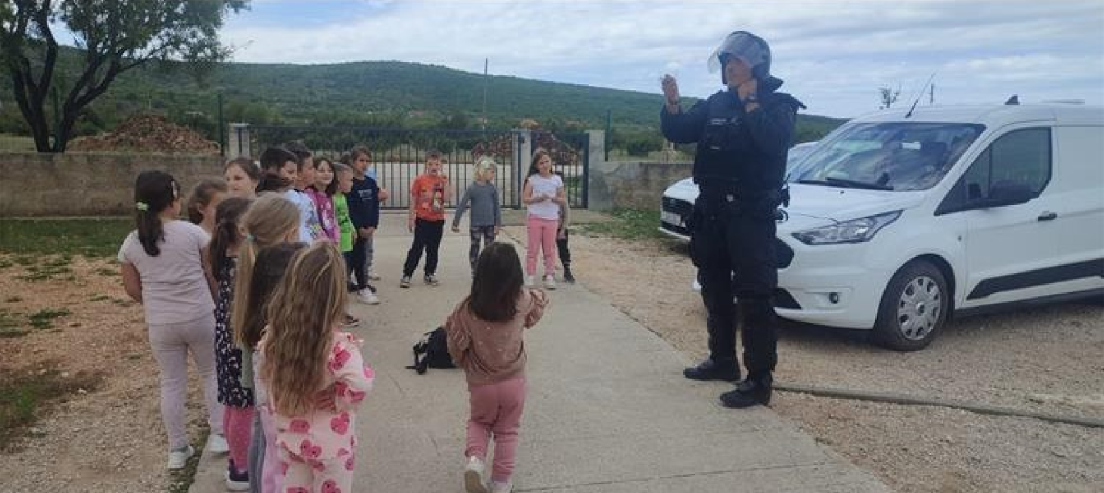 Policijski službenici i njihov pas Tigar posjetili dječji vrtić u Radoniću