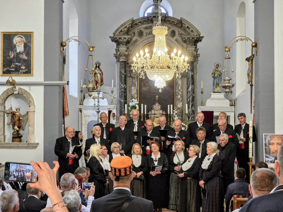 Jurjevo u Pirovcu: Petar Grašo oduševio publiku, nastavak fešte večeras