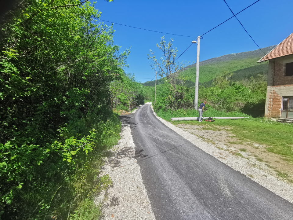 Gradu Kninu odobrena sredstava za asfaltiranje cesta u Golubiću i Strmici
