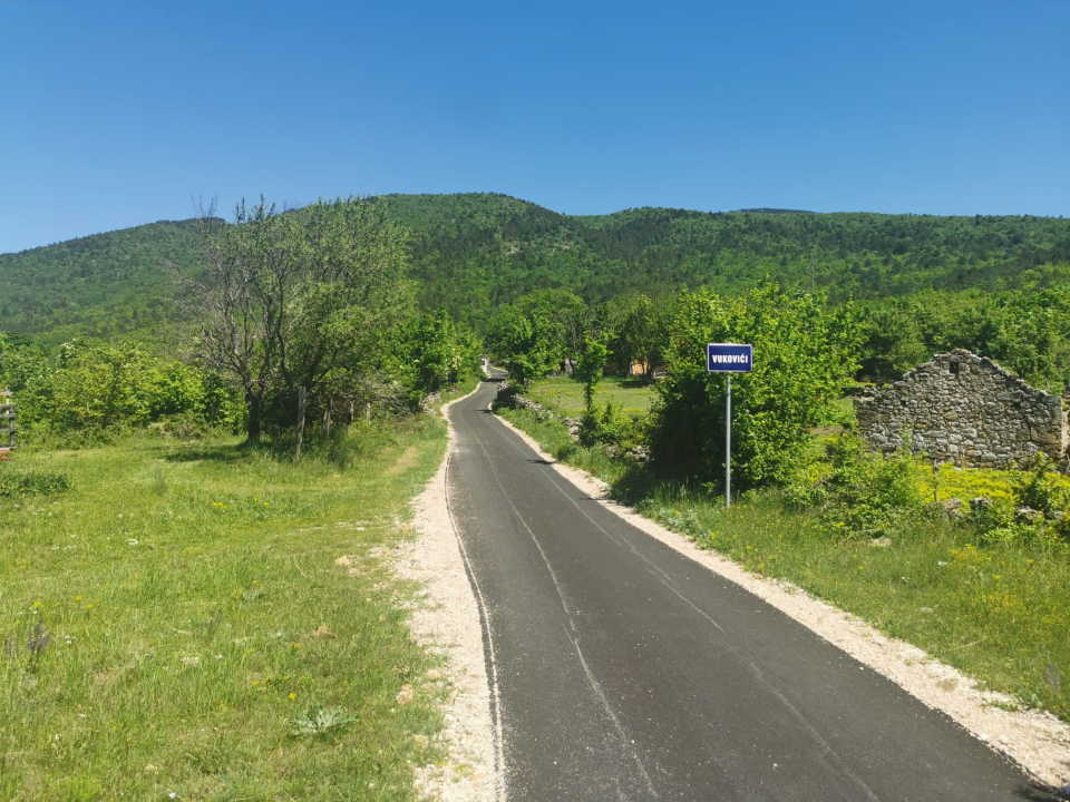 Gradu Kninu odobrena sredstava za asfaltiranje cesta u Golubiću i Strmici
