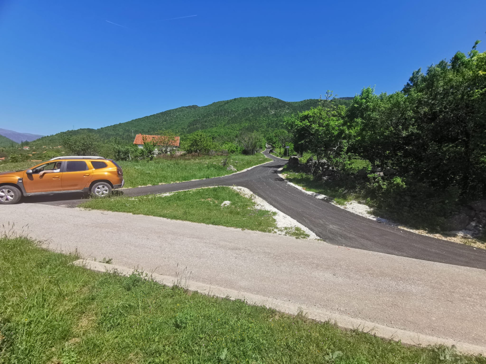 Gradu Kninu odobrena sredstava za asfaltiranje cesta u Golubiću i Strmici