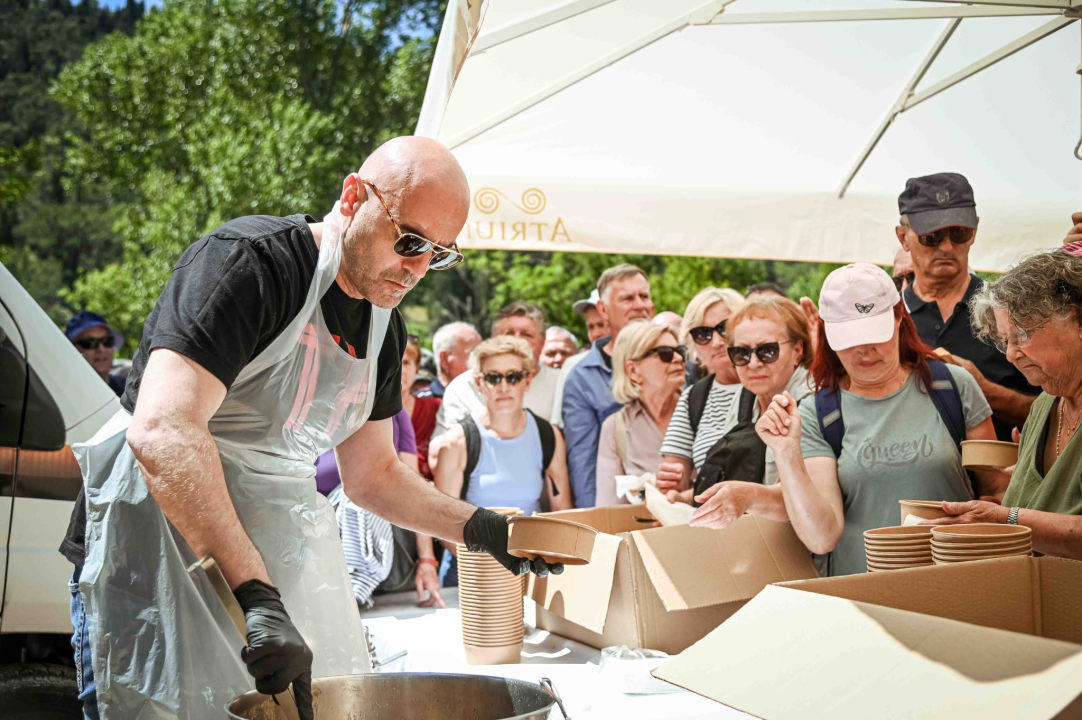 FOTO Uz podjelu fažola obilježen Praznik rada: 'Svim dragim posjetiteljima NP Krka željeli smo danas osigurati ručak'