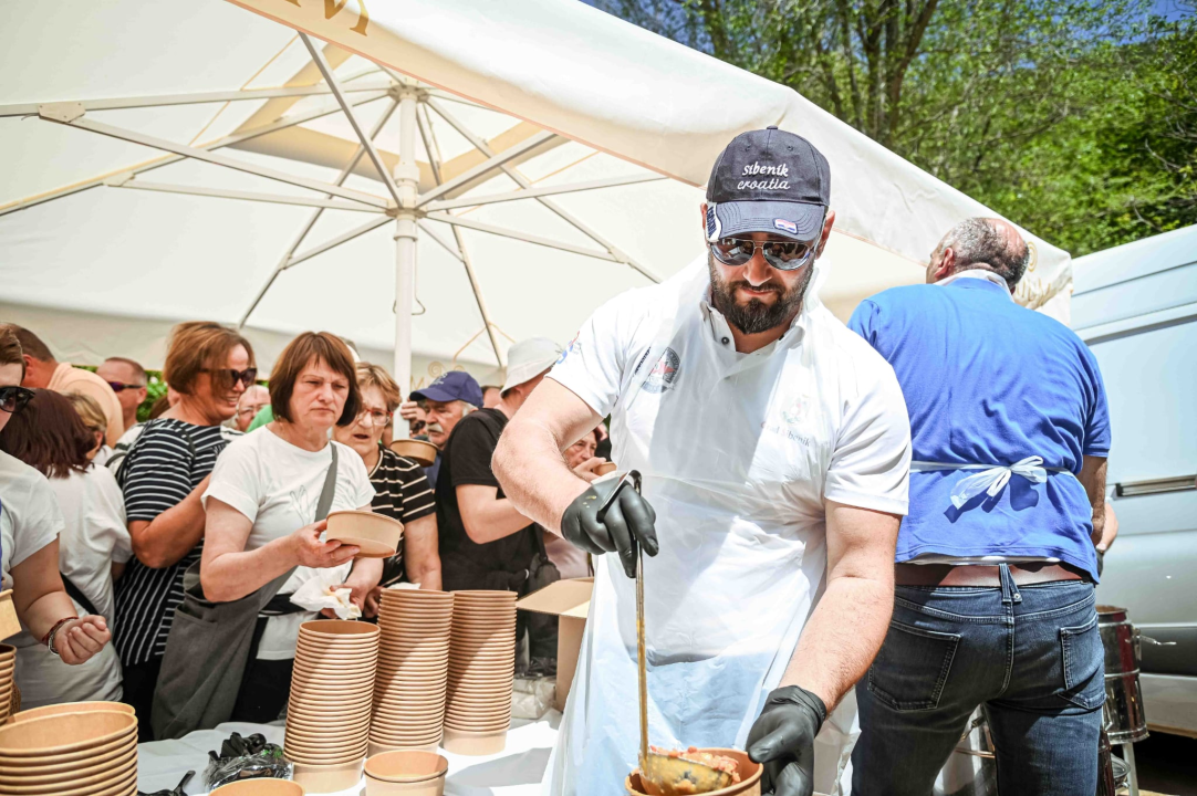 FOTO Uz podjelu fažola obilježen Praznik rada: 'Svim dragim posjetiteljima NP Krka željeli smo danas osigurati ručak'