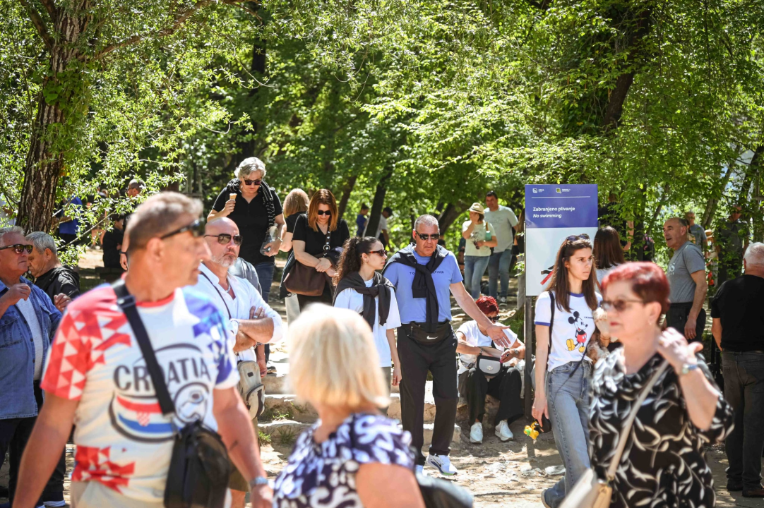 FOTO Uz podjelu fažola obilježen Praznik rada: 'Svim dragim posjetiteljima NP Krka željeli smo danas osigurati ručak'