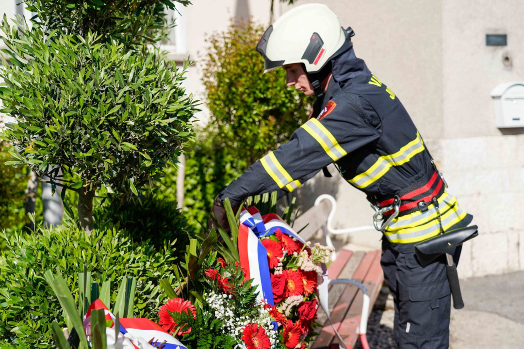 Ispred Vatrogasnog doma odana počast stradalim i preminulim vatrogascima