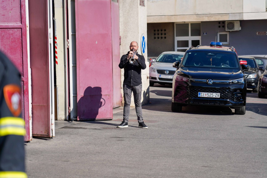 Ispred Vatrogasnog doma odana počast stradalim i preminulim vatrogascima