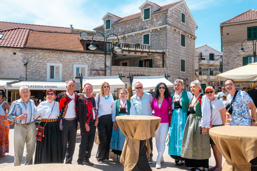 'Taste like...marenda' u Primoštenu: U dobroj hrani i zabavnom programu uživali i domaći i furešti