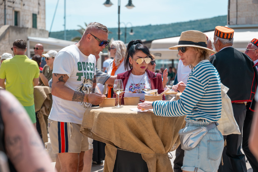 'Taste like...marenda' u Primoštenu: U dobroj hrani i zabavnom programu uživali i domaći i furešti