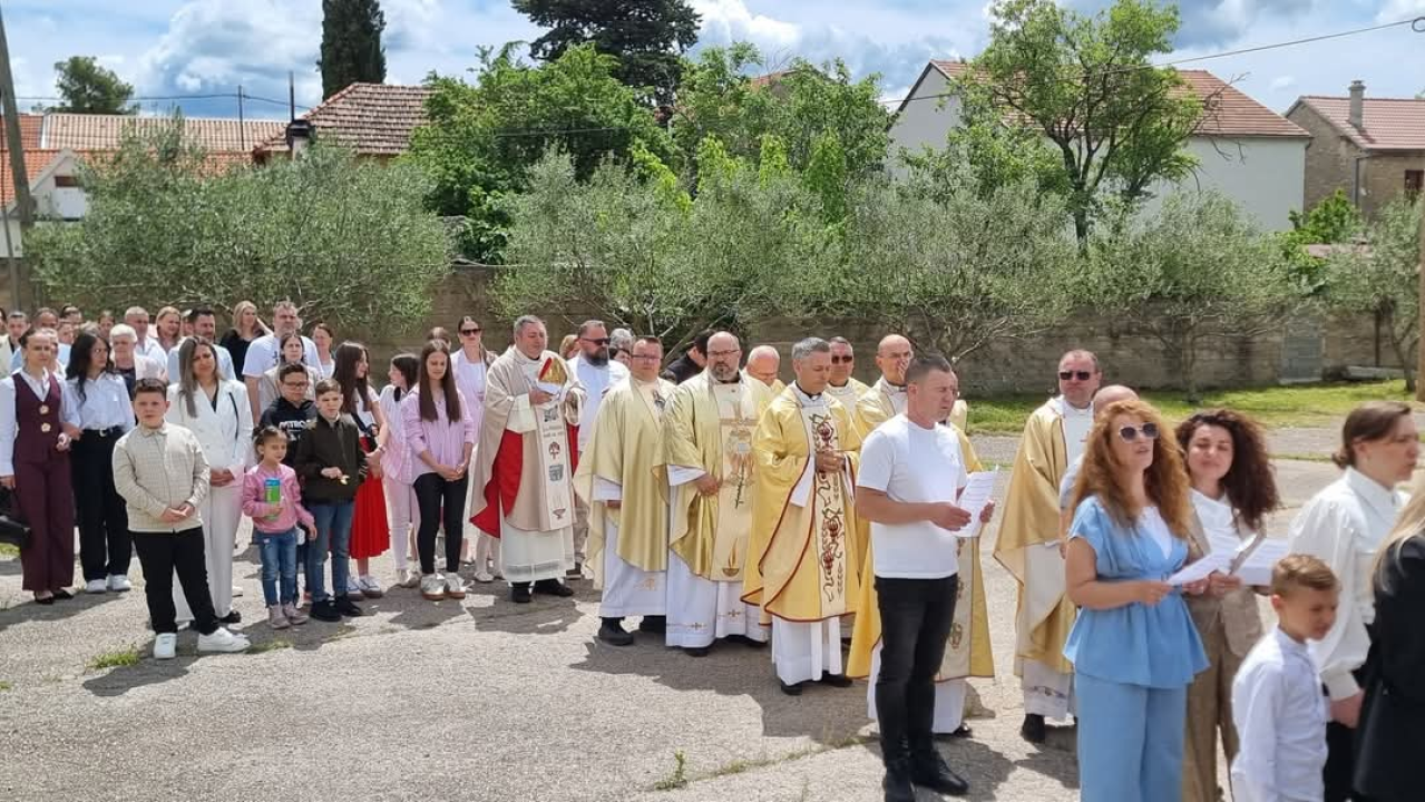 U Kistanjama krštena Katarina, deveto dijete obitelji Antić: 'Budite hrabri svjedoci Božje ljubavi'