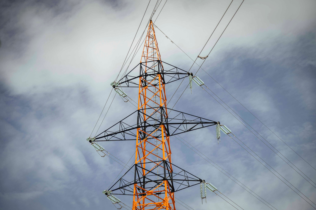 FOTO Funcuti otišli korak dalje, odnosno korak u vis u uljepšavanju pejzaža – u šibenskim bojama osvanuo i dalekovod kod Dalmarea 