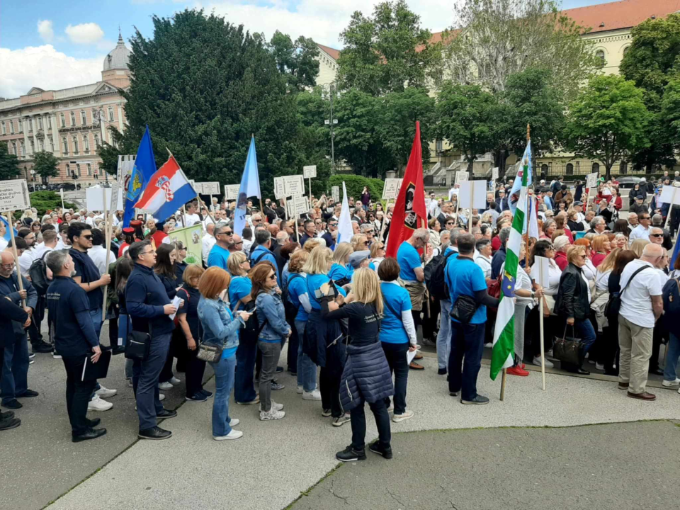 Članovi Družbe 'Braća Hrvatskoga Zmaja' i Bratovštine hrvatskih vinskih vitezova iz Šibenika  sudjelovali su na zborskoj povorci 