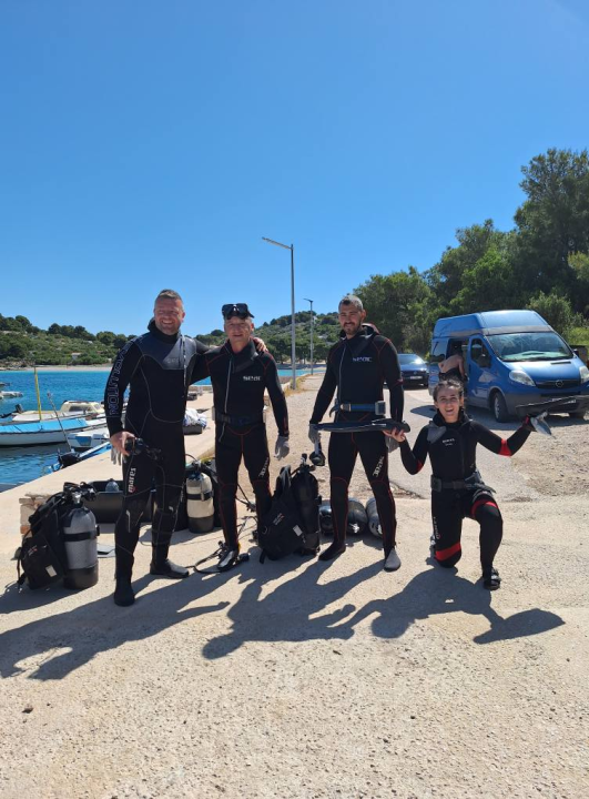 Ekološka akcija na murterskim Podvrškama: Ronioci i volonteri izvukli hrpu otpada iz mora