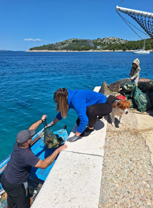Ekološka akcija na murterskim Podvrškama: Ronioci i volonteri izvukli hrpu otpada iz mora